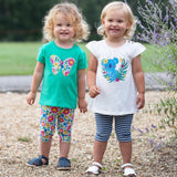 due bambine bionde indossano maglietta verde con farfalla colorata e leggings a fiori colorati maglietta bianca lunga con koala e leggings a righe bianchi e blu
