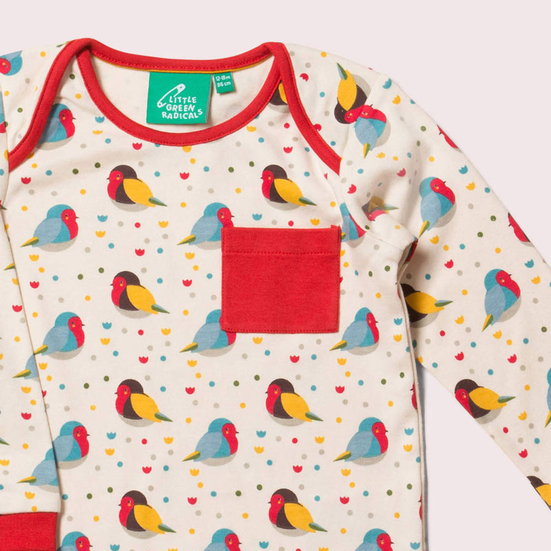 dettaglio maglietta a maniche lunghe con fantasia di pappagalli e taschino rosso