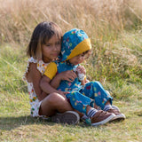 due bambini si abbracciano in un campo