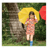 bambina dai capelli castani con le trecce cammina in un parco con in mano un ombrello giallo aperto indossa un abito con lo sfondo rosso a fiori bianchi e blu