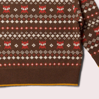 dettaglio maglione marrone con volpi rosse
