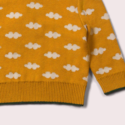 dettaglio maglione color senape con nuvole bianche